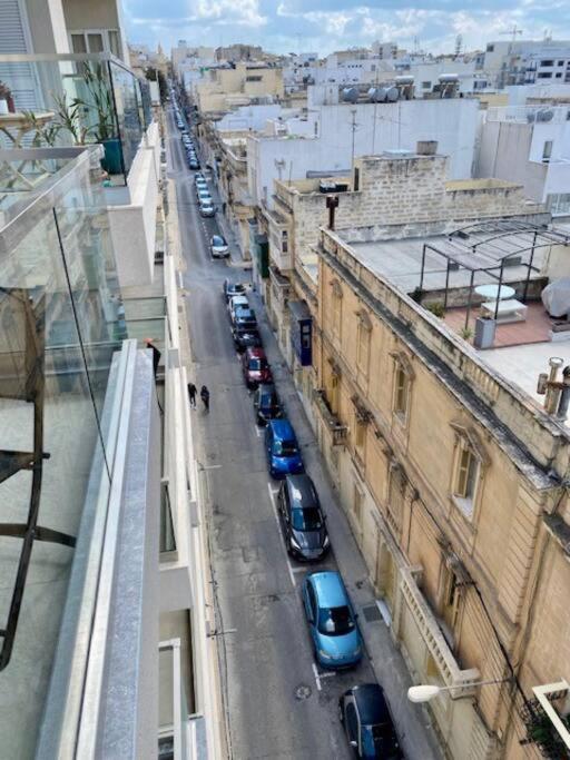 Sliema, Stylish 1 Bedroom With Parking. * سليمة